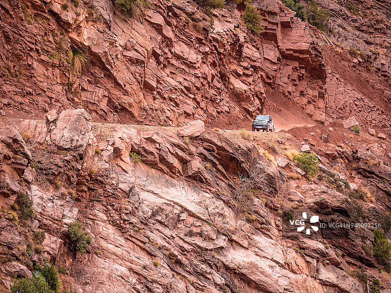 4x4车辆穿越摩洛哥阿特拉斯山脉图片素材