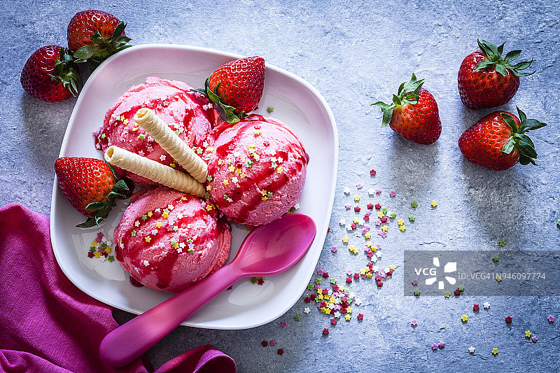 在花园桌子上拍摄的草莓冰淇淋图片素材