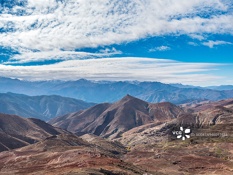 摩洛哥阿特拉斯山脉中的村庄和景观图片素材