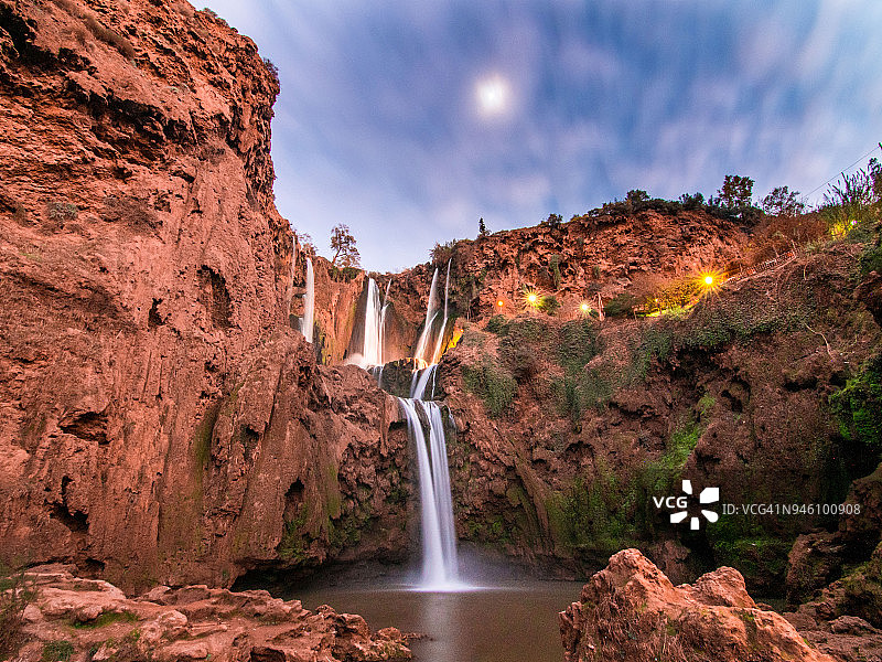 摩洛哥的乌祖德瀑布，带文案空间图片素材