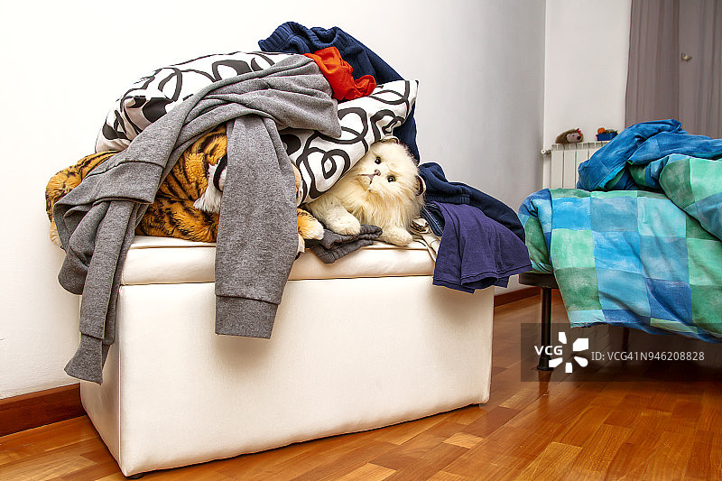 凌乱的房间图片素材