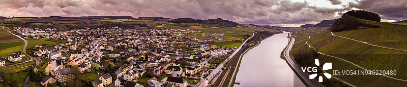 德国尼特尔和卢森堡马赫图姆附近摩泽尔河谷的航拍全景图片素材
