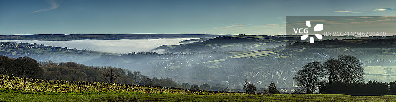 雾天西约克郡霍沃思航拍全景图片素材
