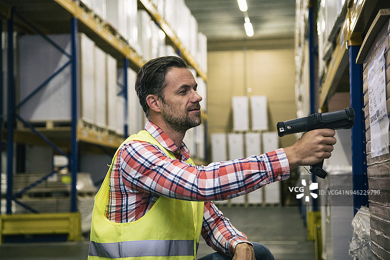 仓库工人扫描条形码图片素材