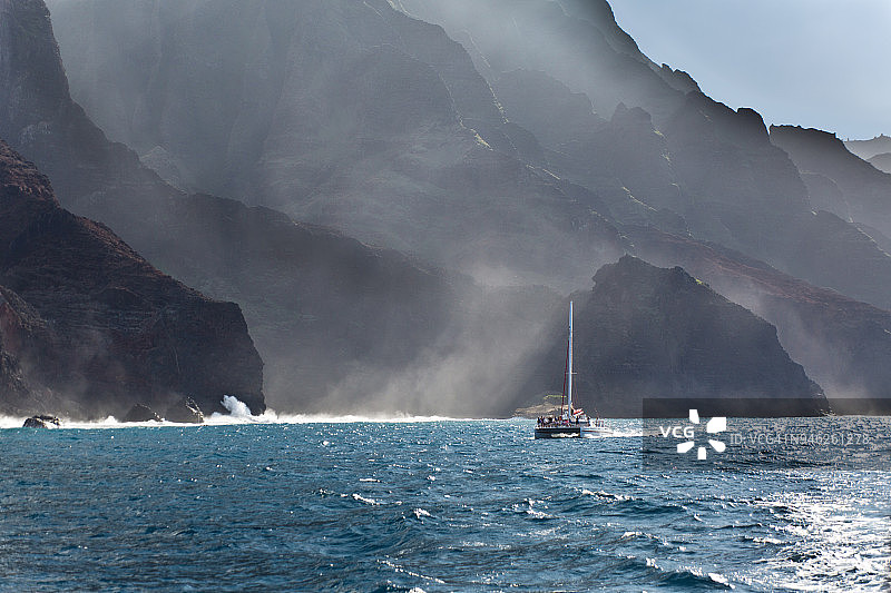 夏威夷考艾岛纳帕利海岸游船图片素材