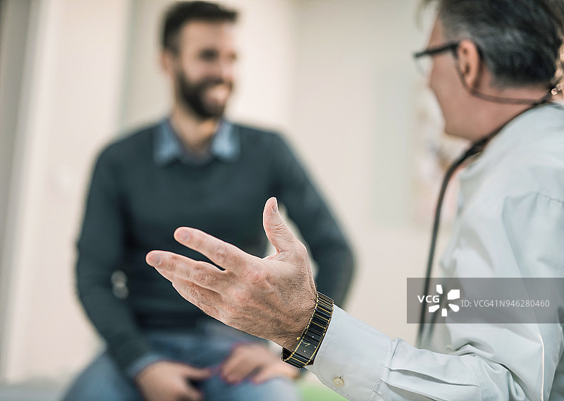 中年男医生与患者交谈特写图片素材