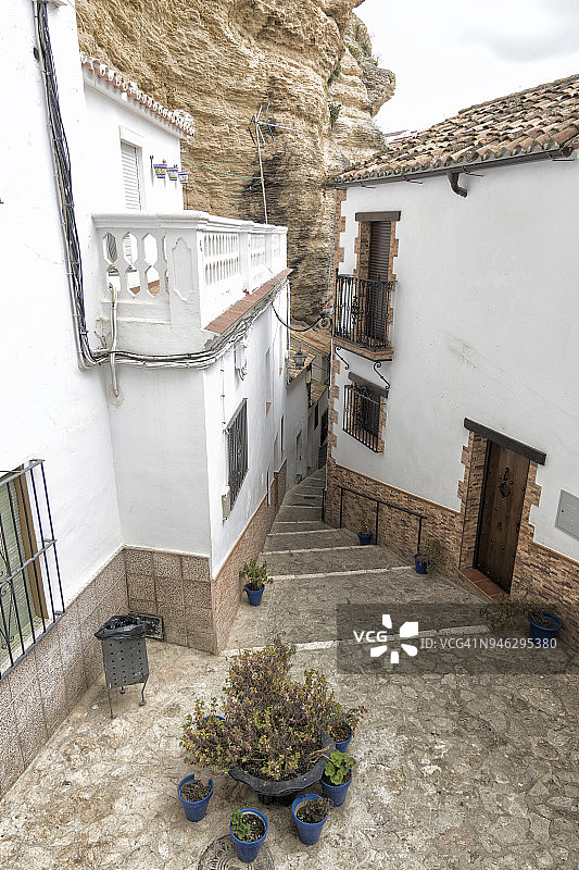 西班牙安达卢西亚塞特尼尔岩石村街道图片素材