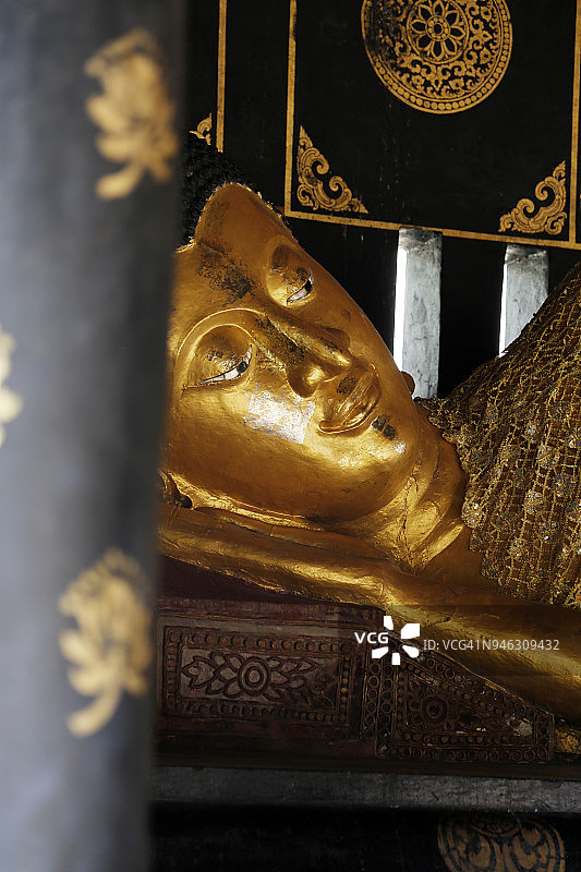 清迈寺庙里的金佛图片素材