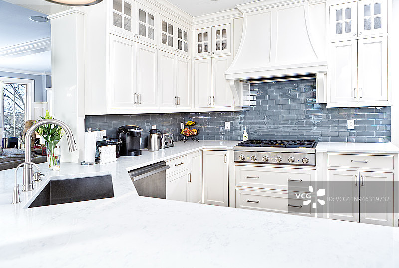 带不锈钢器具的现代厨房设计图片素材