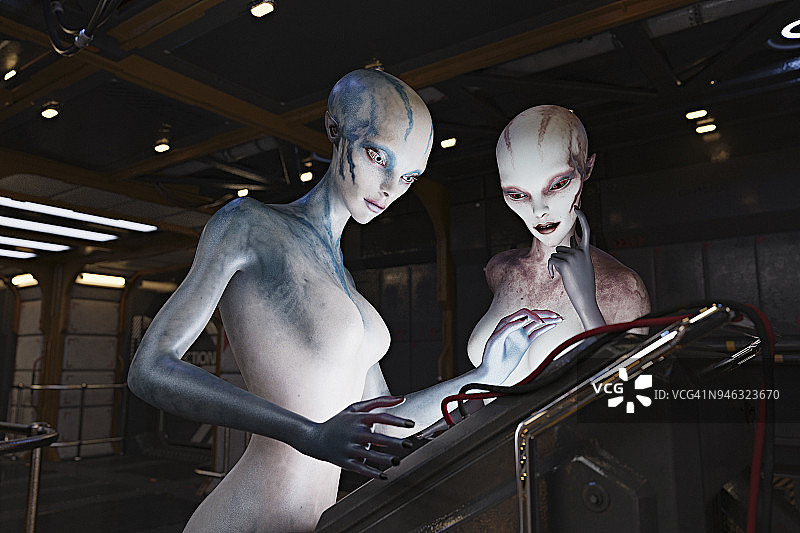 两名外星女性在未来主义内饰中查看控制台上的明亮屏幕图片素材