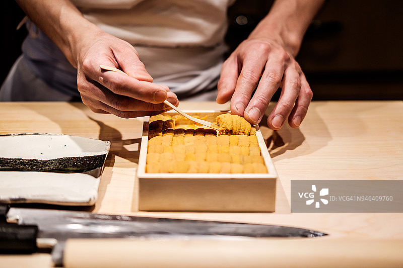 装满海胆的寿司盒图片素材