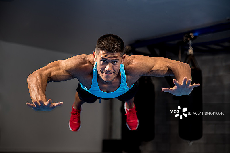 飞行超人俯卧撑图片素材