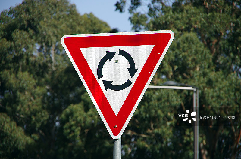 环岛道路警告标志图片素材