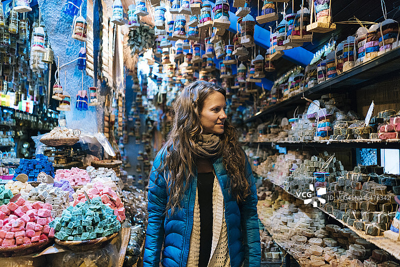 女人逛当地小店图片素材