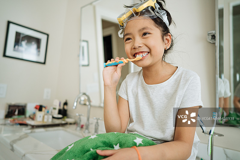 拿着牙刷的女孩图片素材