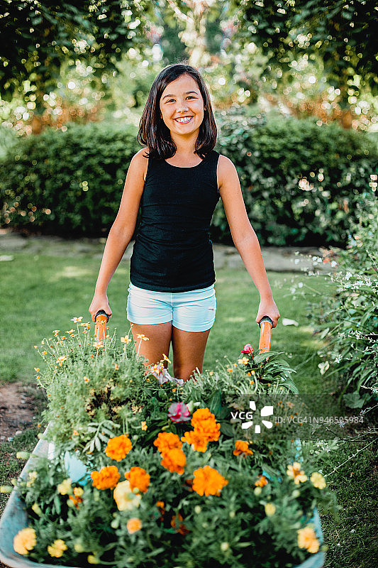 儿童用手推车运送鲜花图片素材