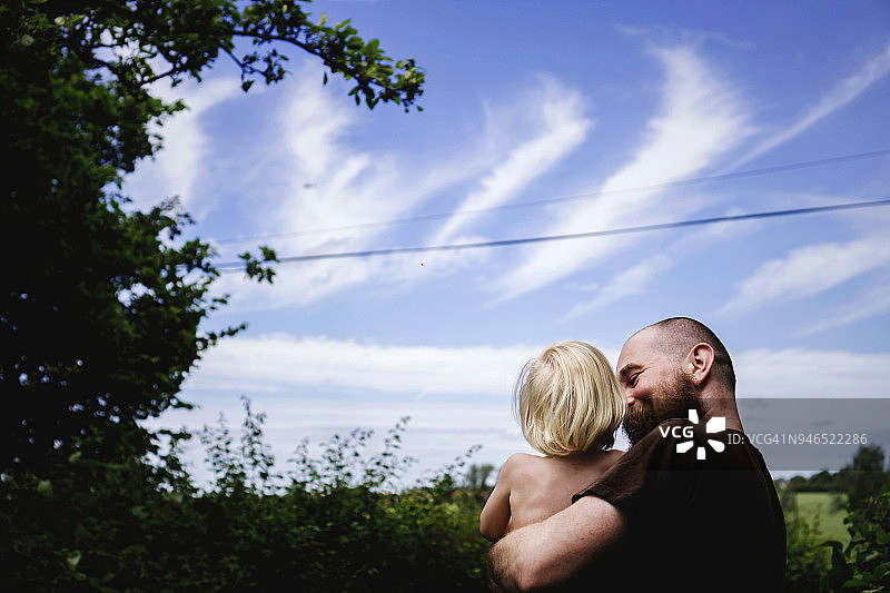 爸爸拥抱儿子图片素材