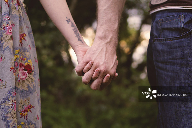 情侣手牵着手图片素材