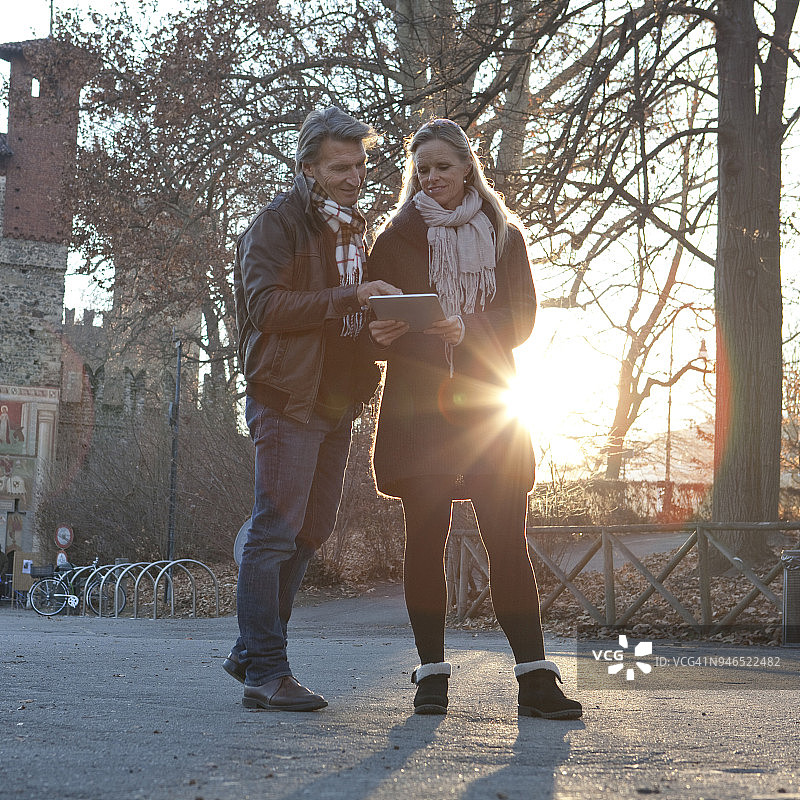 情侣在都灵中世纪住宅内看平板电脑图片素材