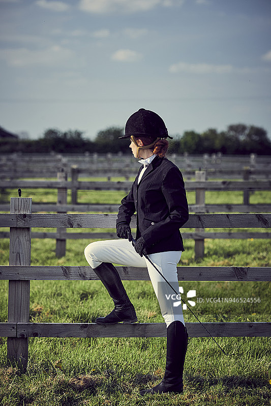 身穿马术服装的女性图片素材