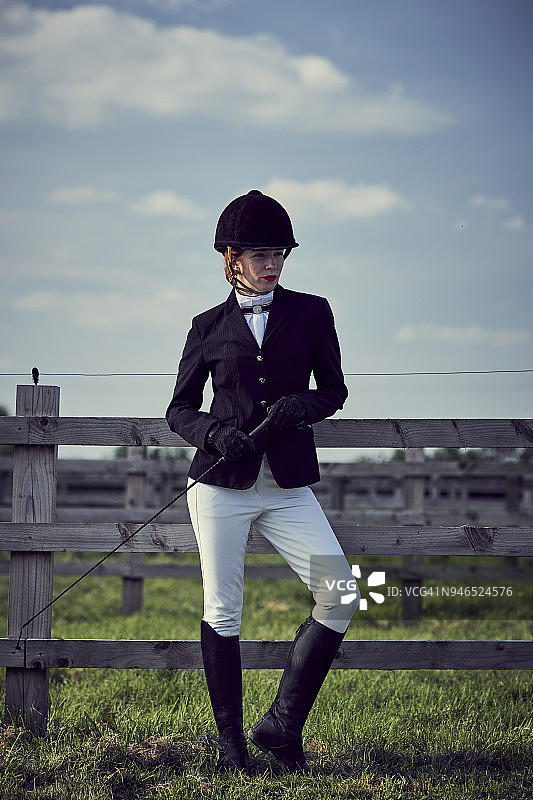 身穿马术服装的女性图片素材