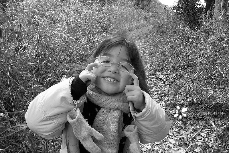 日本镰仓路上表情滑稽的女孩图片素材