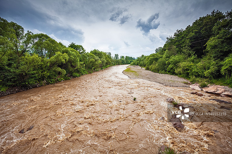 喀尔巴阡河的湍急水流图片素材