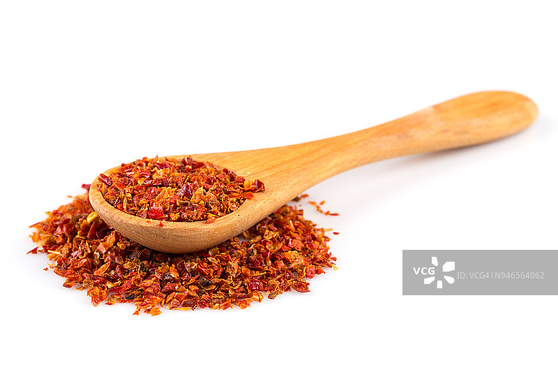 白色背景中勺子里的碎红辣椒图片素材