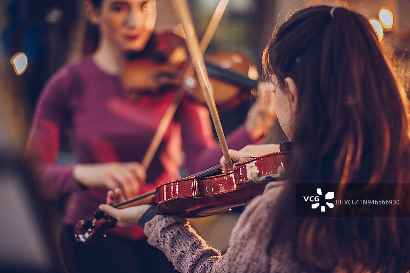 在音乐学校的小女孩图片素材