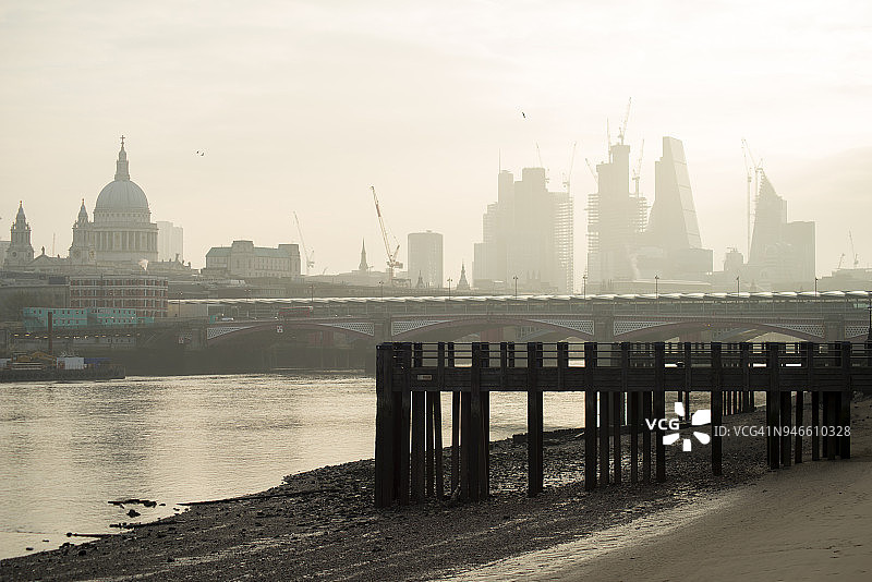 泰晤士河上的朦胧日出图片素材