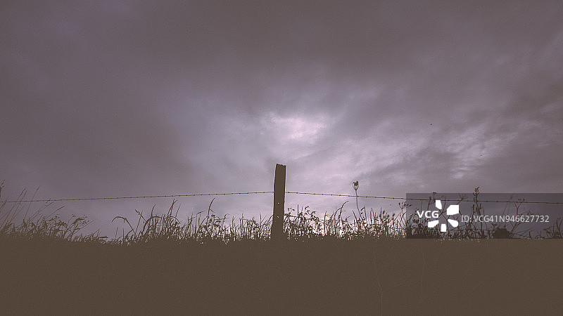 多云天空下的风景图片素材