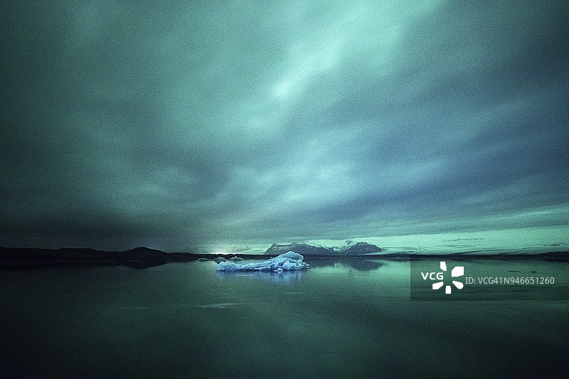 夜间冰山与北极光图片素材