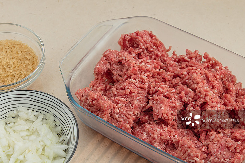 肉末、洋葱碎和白米饭图片素材