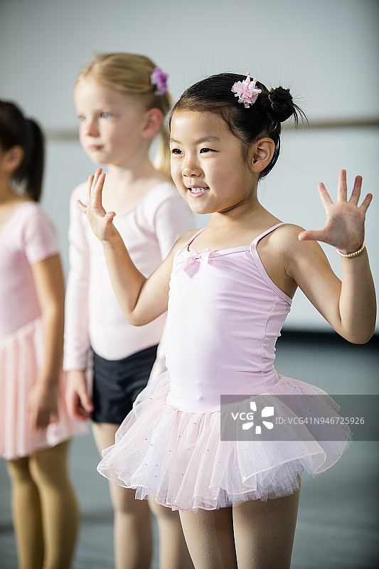 在工作室跳舞的小女孩们图片素材