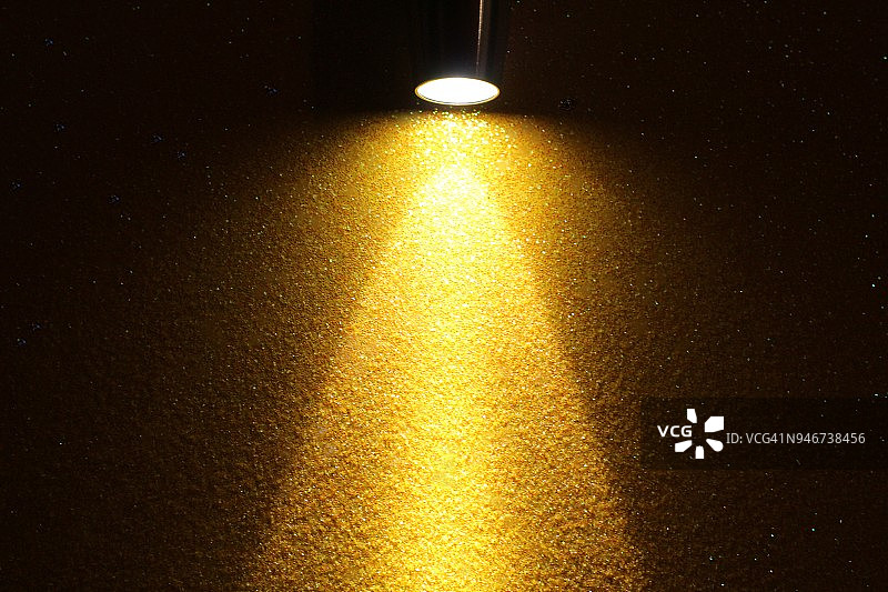 开启的手电筒，在黄色背景上隔离图片素材