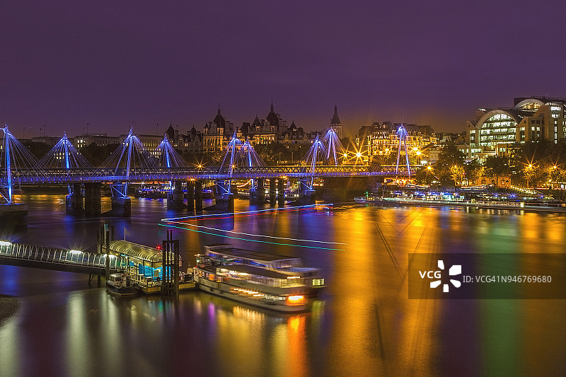 英国伦敦泰晤士河上的金禧桥图片素材