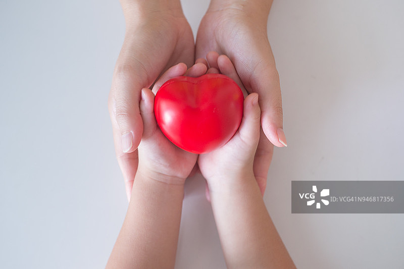情侣手比爱心，母亲和宝宝手捧爱心图片素材