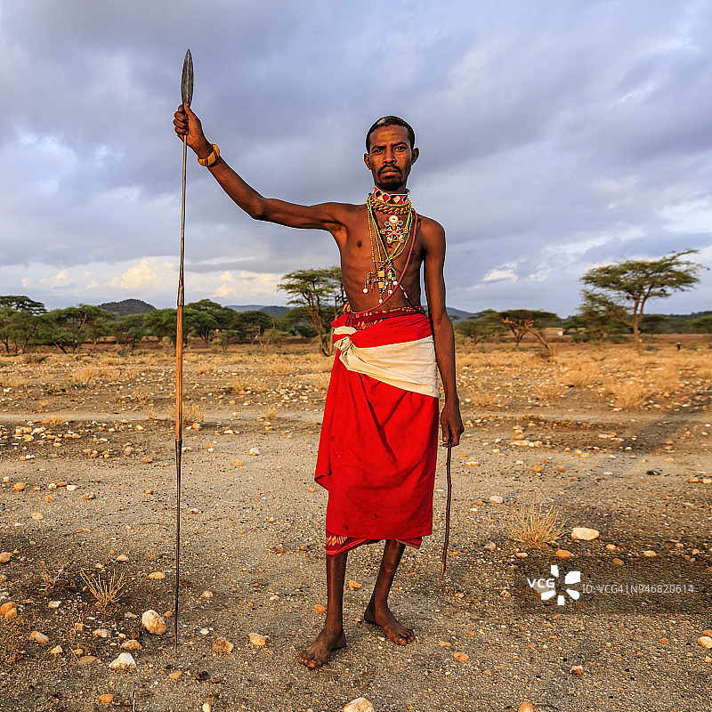 来自肯尼亚中部桑布鲁部落的非洲战士图片素材