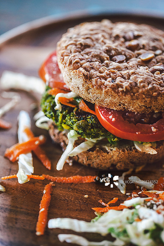 素食汉堡：含炸豆丸子的汉堡图片素材