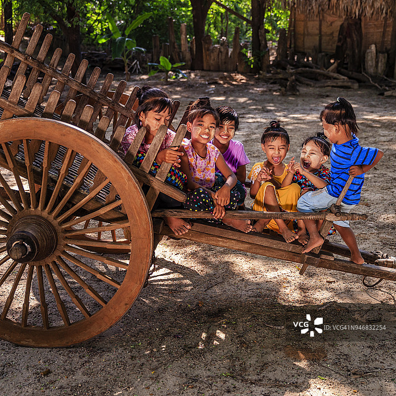 在缅甸蒲甘附近村庄坐在牛车上的一群缅甸儿童图片素材