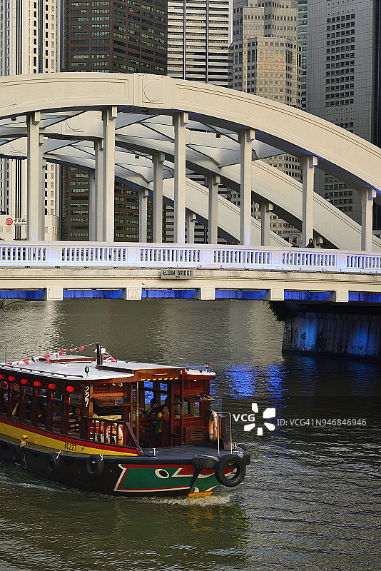 新加坡驳船码头桥下的水上出租车图片素材