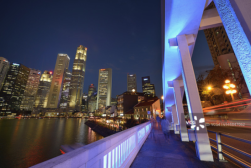 新加坡河桥上夜景：中央商务区灯光图片素材