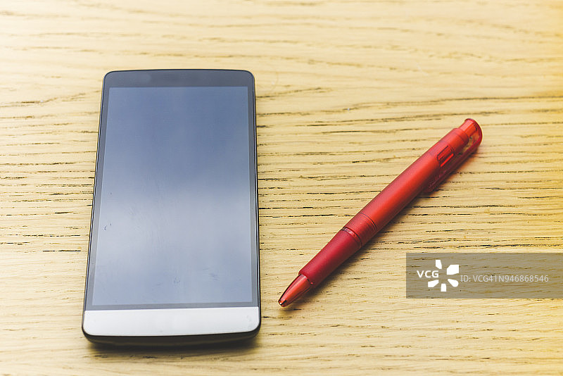 智能手机与钢笔图片素材
