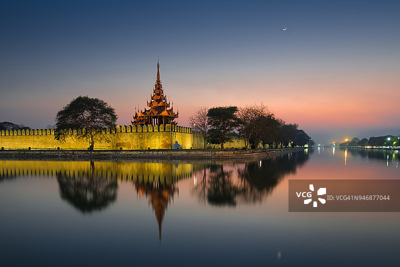 曼德勒皇宫夜景图片素材