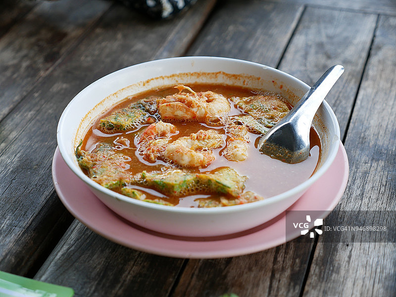 煎蛋鲜虾酸汤图片素材