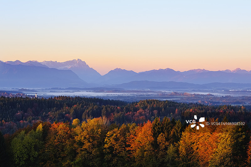 德国巴伐利亚阿尔卑斯山麓柯尼希斯多夫教堂塔图片素材