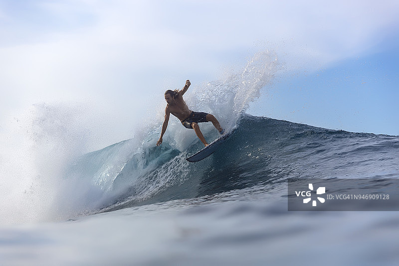 印度尼西亚苏门答腊岛：海浪上的冲浪者图片素材