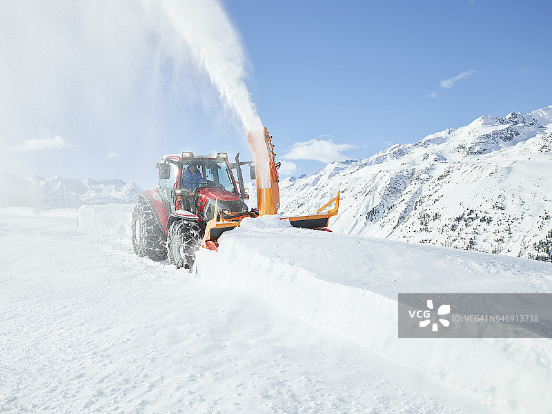 奥地利蒂罗尔州厄茨塔尔的除雪车和吹雪机图片素材