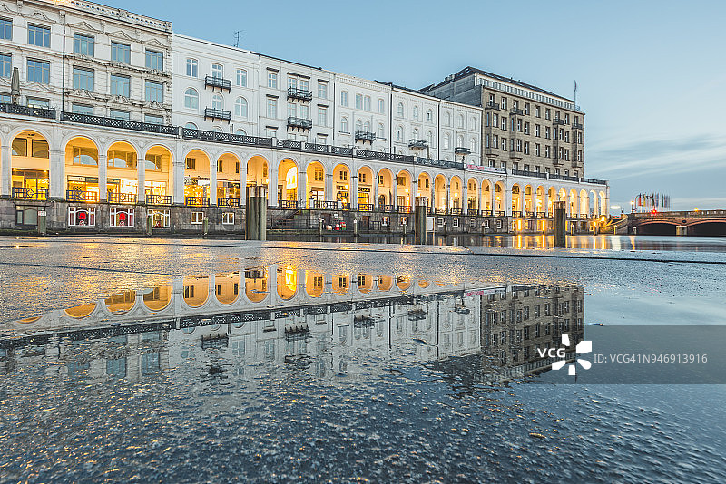 德国汉堡，傍晚时分倒映在水坑中的小阿尔斯特及阿尔斯特拱廊图片素材