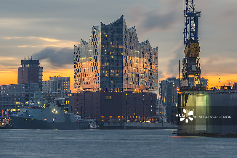 德国汉堡：日出时分的易北爱乐音乐厅图片素材